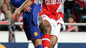 BENFICA-MANCHESTER UTD, 2-1 (Geovanni 16'', Beto 33''; Scholes 6'')
