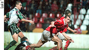 Salgueiros-E. Amadora, 1-0: Pontapés de Pedrosa acabaram por dar um Paquito de efeito