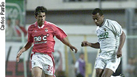 Dois Jogadores De Futebol Correndo E Dando Pontapés. Jogadores De