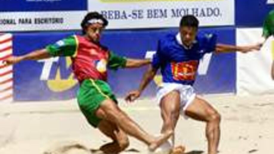 Mundialito: Futebol na areia anima veraneantes