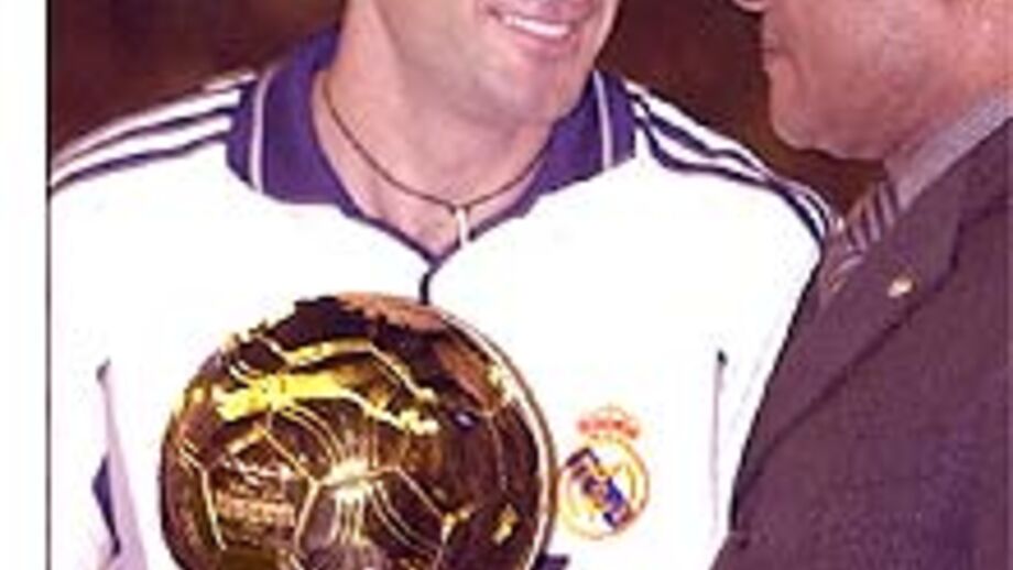 Luís Figo marca com Bola de Ouro