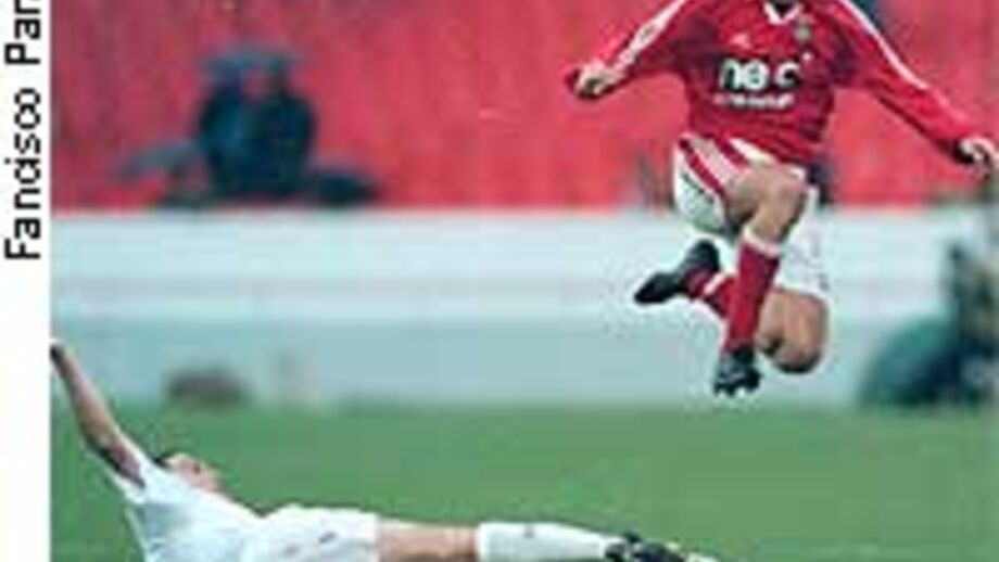 Benfica-Farense, 2-1: Um «penalty» à margem do sistema e um «anti-sistema» que compensa