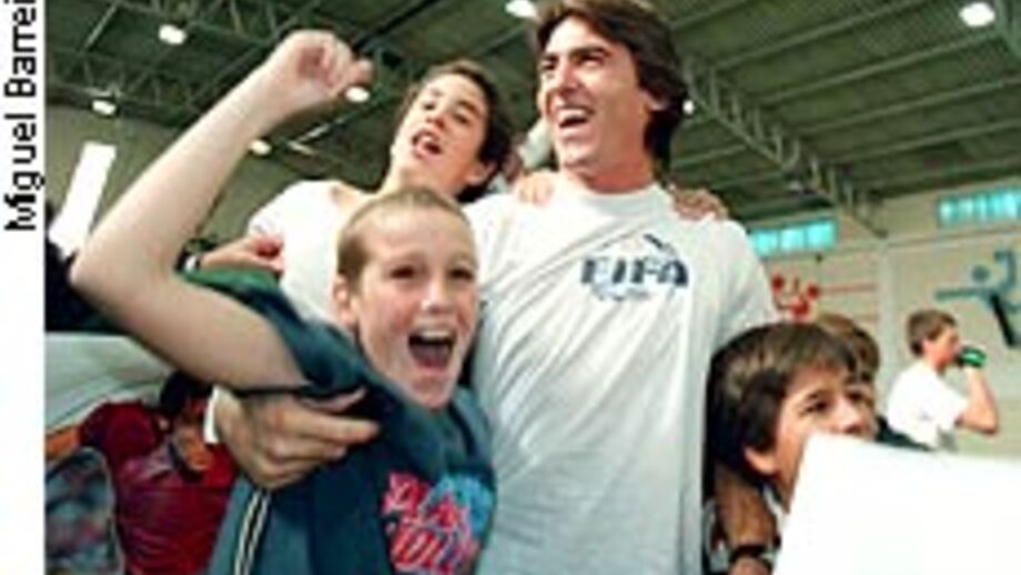 Sá Pinto é imagem de garra do videojogo «FIFA 2001»
