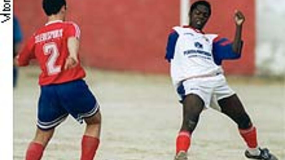 Jamba joga futebol no Ponte Frielas mesmo sem um braço