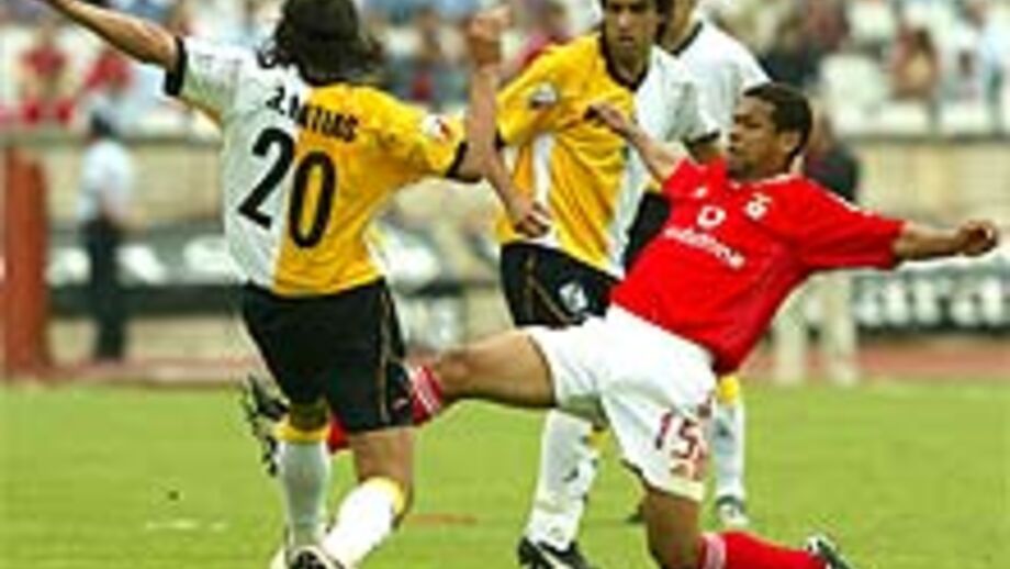 Benfica-V. Guimarães, 4-0: Toda a fé de Simão nas botas de Fehér