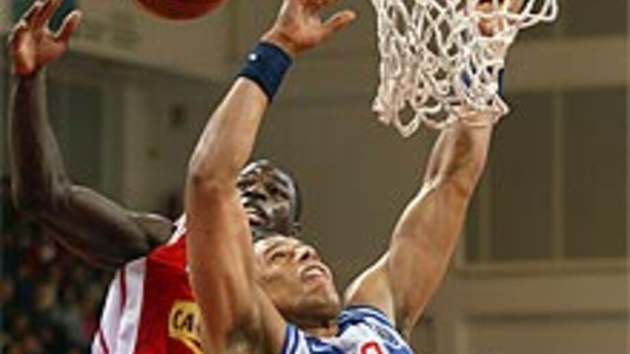 "Explosão" de Melvin reanima campeões