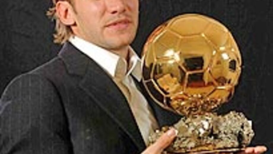 Shevchenko recebe Bola de Ouro 2004