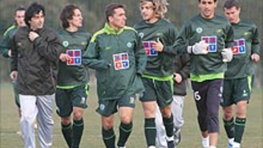 Miguel Veloso treina-se para tapar falhas centrais