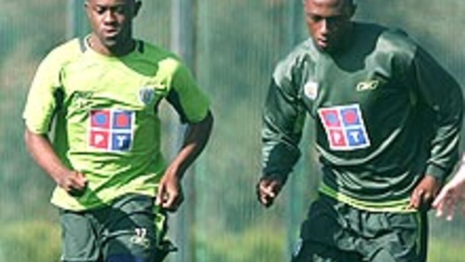 Peseiro equaciona jogar com três centrais