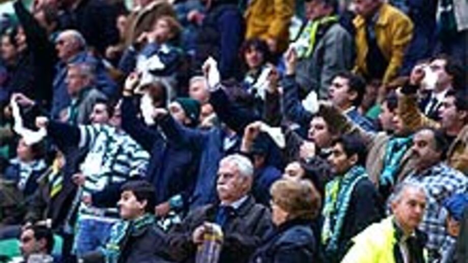 Lenços brancos no adeus à UEFA