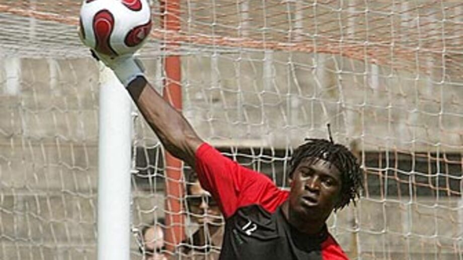 Didier Ovono para a baliza