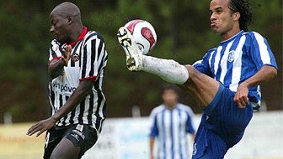 Vizela-Varzim, 0-1: Penalidade polémica garante liderança