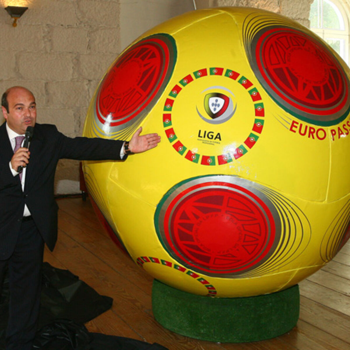 uma única linha contínua desenhando uma bola de futebol e uma taça de  troféu sobre a