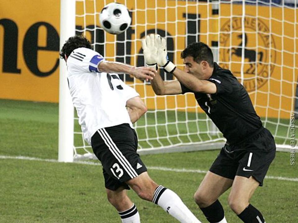 PORTUGAL-ALEMANHA, 2-3 (Nuno Gomes 40', Postiga 87'; Schweinsteiger 22', Klose 26', Ballack 61')