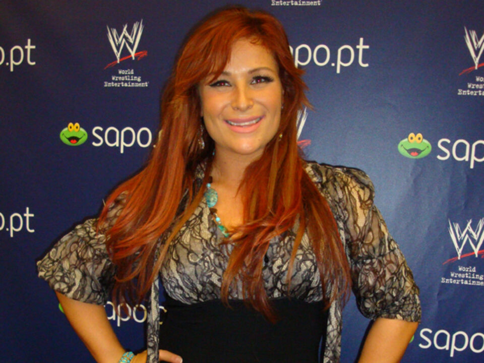 Natalya de olho no Record Internet