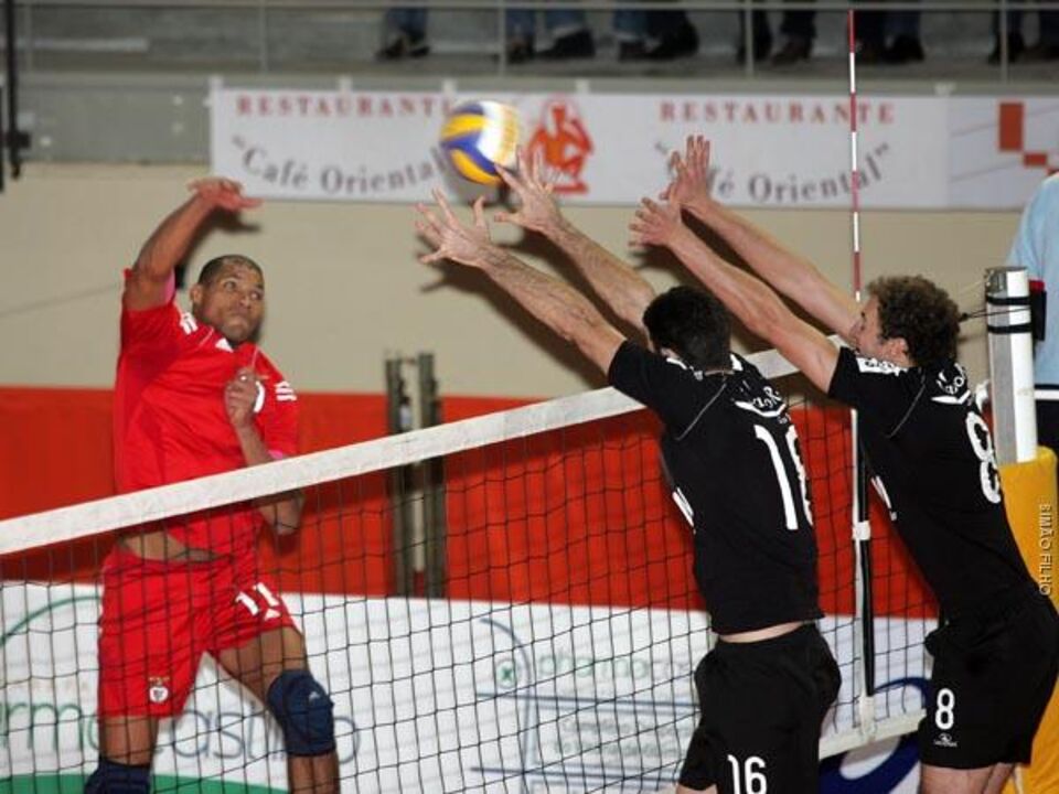 Vitória europeu visita Benfica "reforçado"