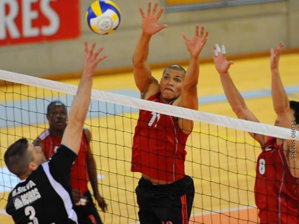 Benfica entra a ganhar no "playoff"