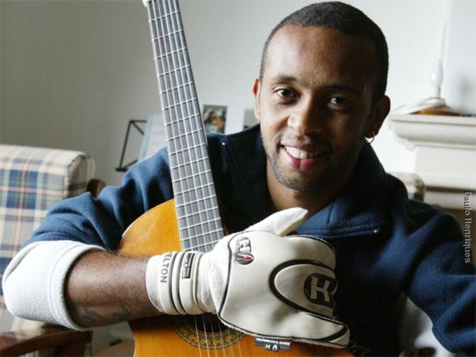 Helton abraça a música