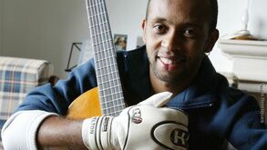 Helton abraça a música