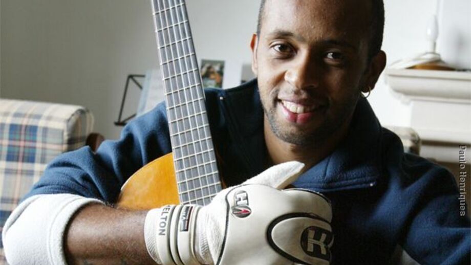 Helton abraça a música