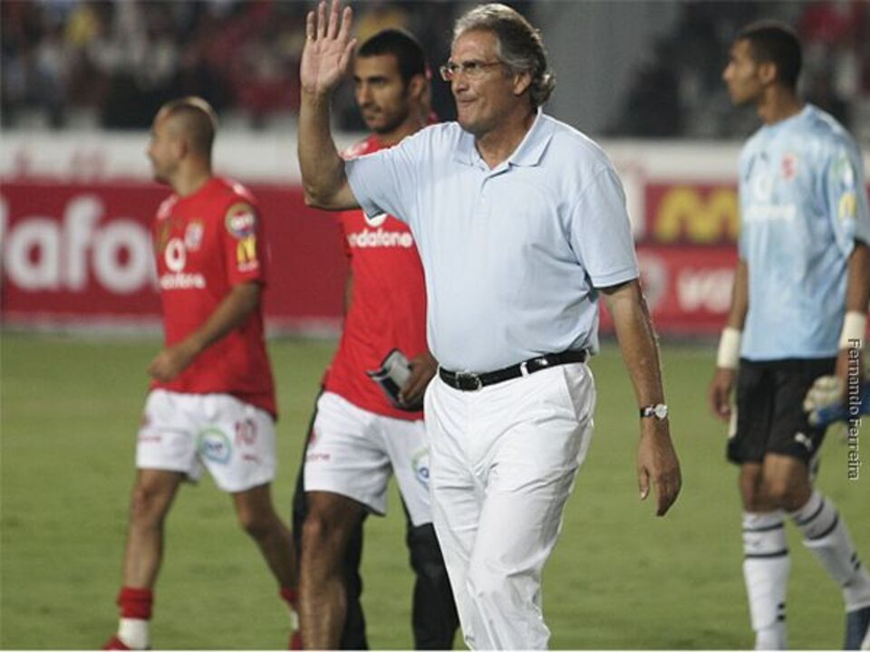 Manuel José despede-se com revés e eliminação