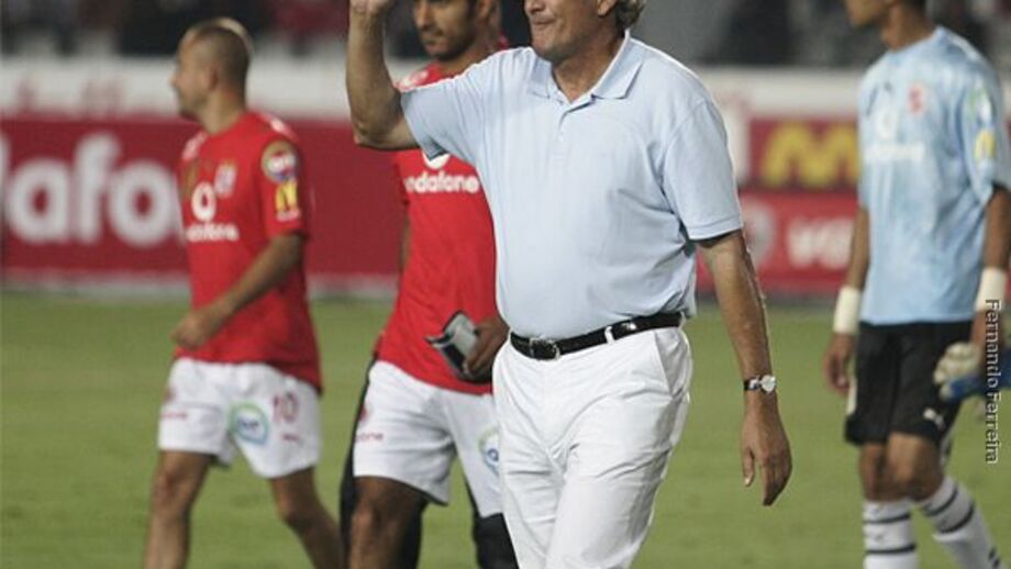Manuel José despede-se com revés e eliminação
