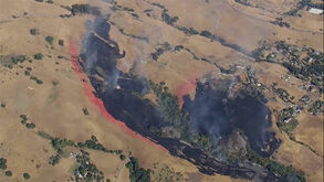 Imagens aéreas mostram área ardida em incêndio de grandes dimensões na Califórnia