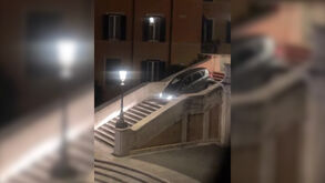 O momento em que idoso tenta descer de carro escadaria famosa em Roma