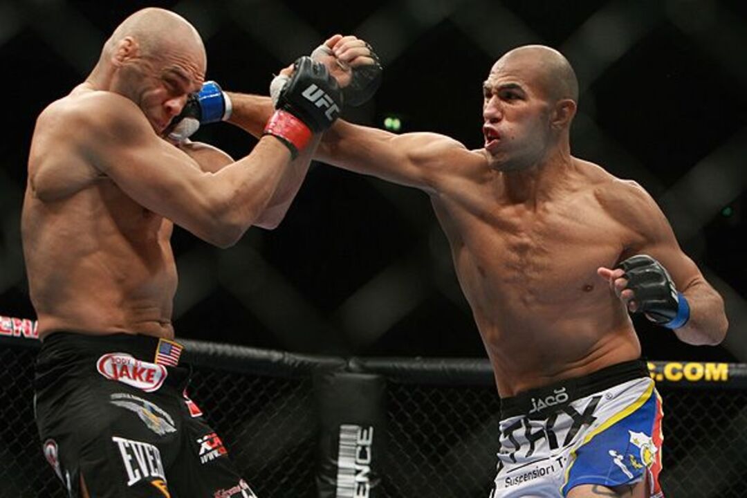 UFC 105: Couture vence mas não convence