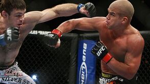 UFC 106: Forrest Griffin vinga derrota