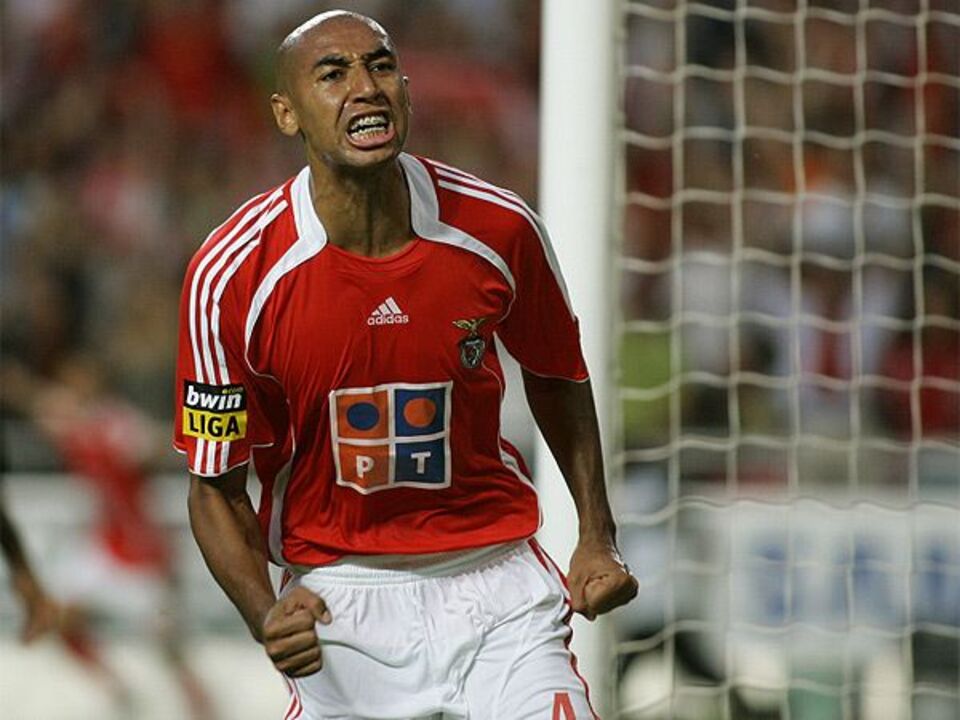 Luisão é o único titular da vitória frente ao Liverpool
