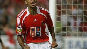 Luisão é o único titular da vitória frente ao Liverpool