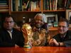 Mandela mostra o troféu mais desejado
