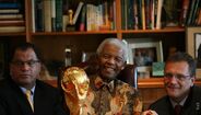 Mandela mostra o troféu mais desejado