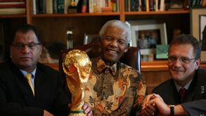 Mandela mostra o troféu mais desejado