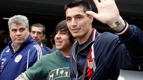 Cardozo aclamado na chegada ao Paraguai