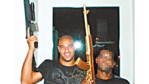 Adriano num escândalo de armas