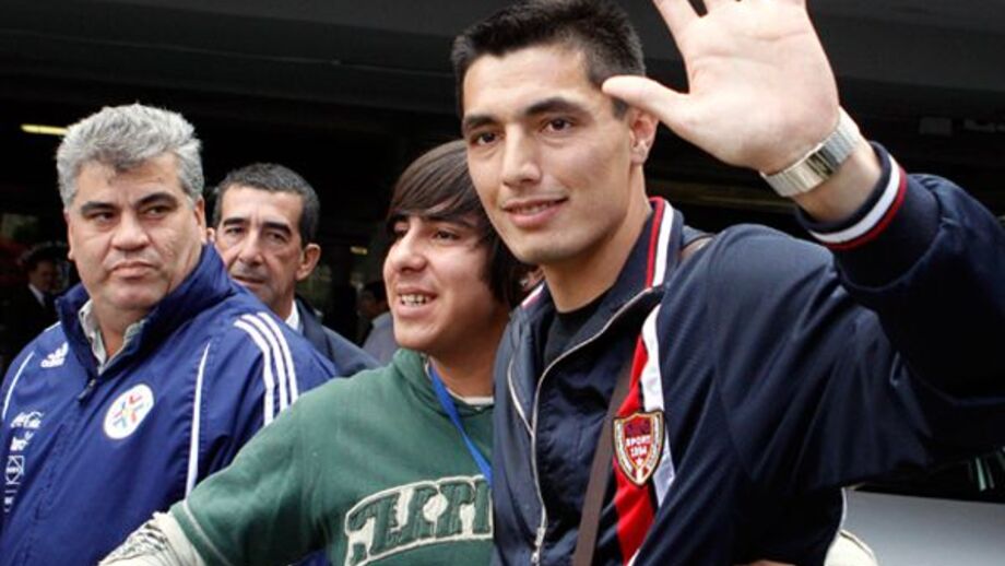 Cardozo aclamado na chegada ao Paraguai