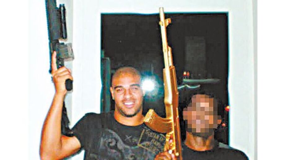 Adriano num escândalo de armas