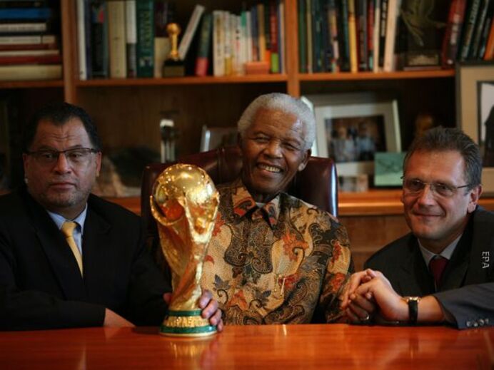 Mandela mostra o troféu mais desejado
