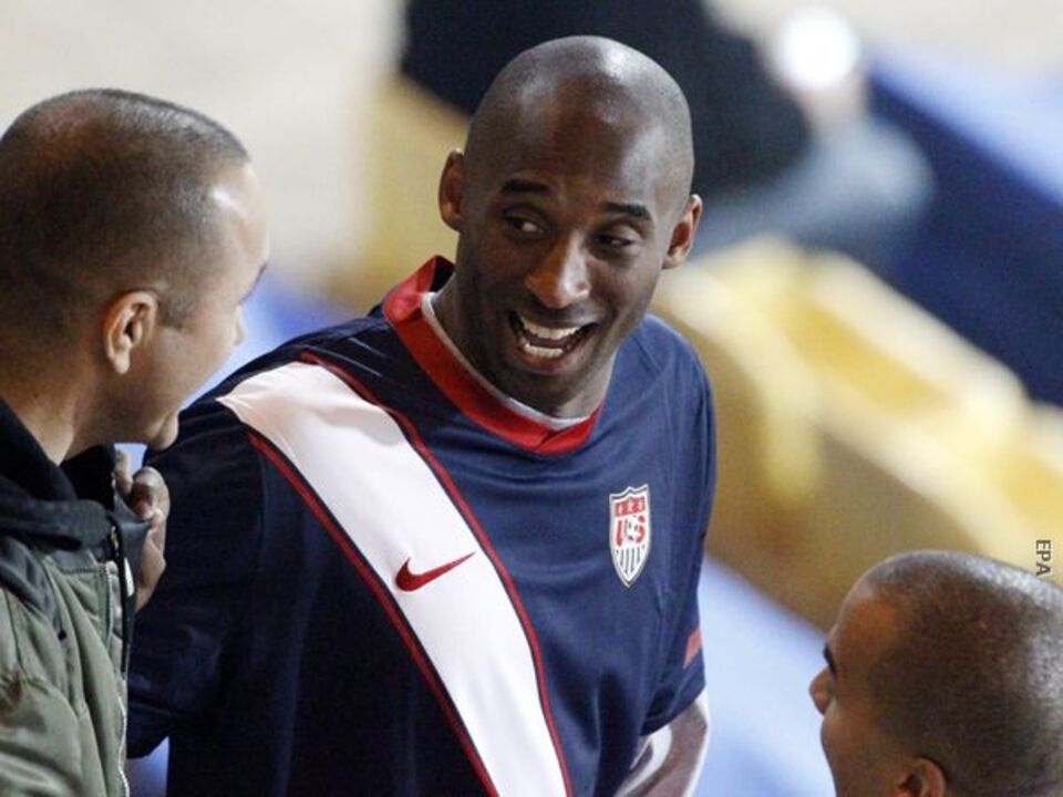 Kobe Bryant torce pela Espanha