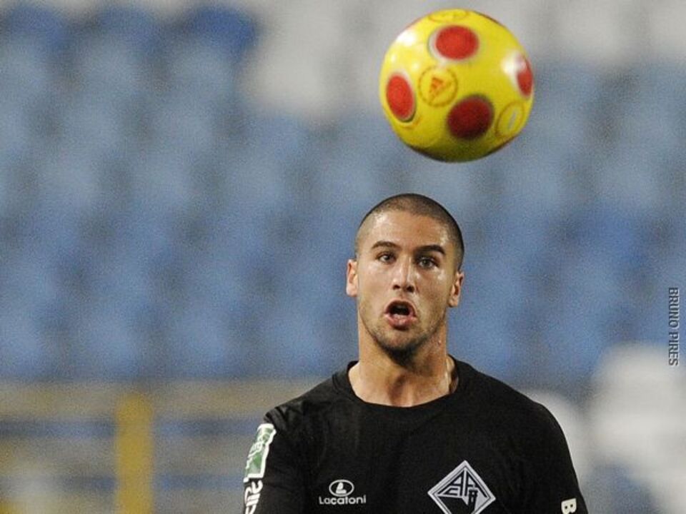 Três épocas de contrato à espera de João Ribeiro