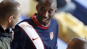 Kobe Bryant torce pela Espanha