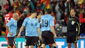 FIFA analisa expulsão de Suarez