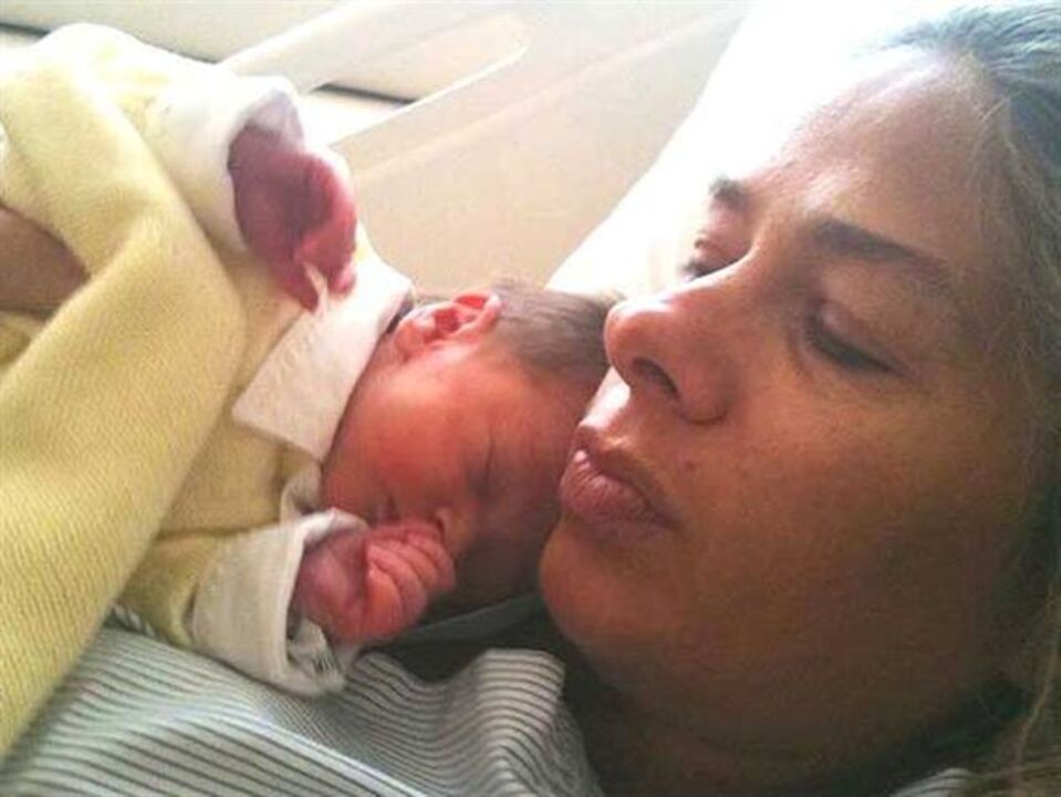 Adriane Galisteu mostra bebé