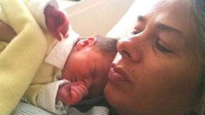 Adriane Galisteu mostra bebé