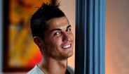 Cristiano Ronaldo sorri para a câmara