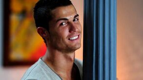Cristiano Ronaldo sorri para a câmara