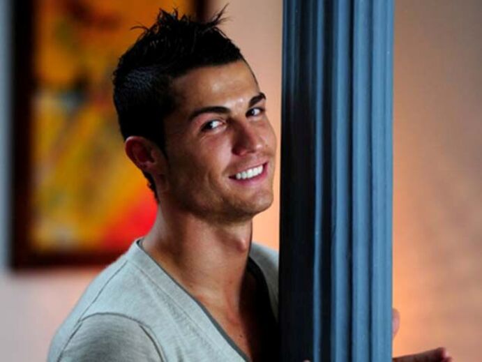 Cristiano Ronaldo sorri para a câmara