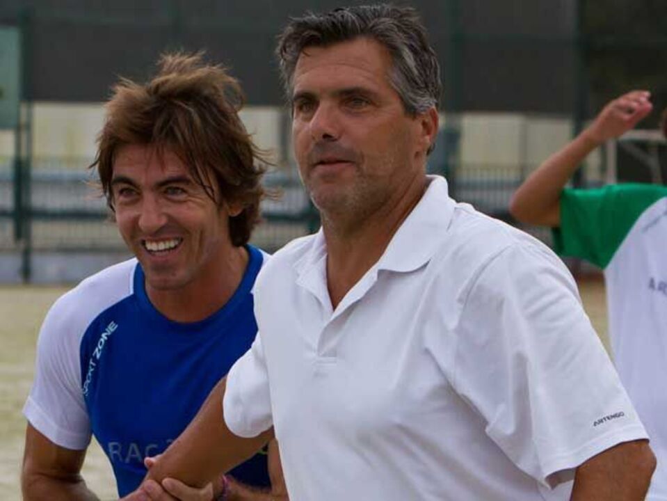 Craques jogam futebol solidário